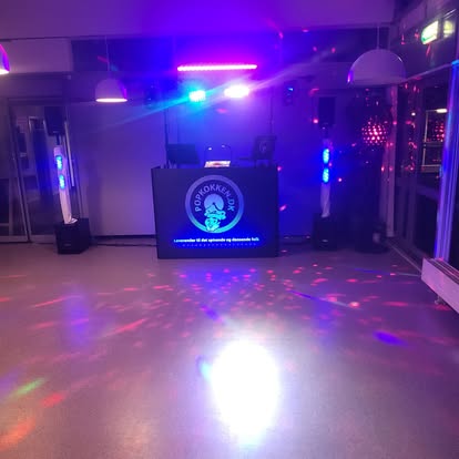 Popkokken mobildiskotek med DJ-pult, lyseffekter og dansegulv